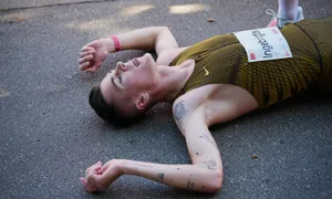 Ingebrigtsen phải nghỉ giữa chừng trong lần đầu chạy bán marathon Ingebrigtsen phải nghỉ giữa chừng trong lần đầu chạy bán marathon