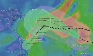 Bão Yinxing giảm còn cấp 8, bão Toraji sắp vào Biển Đông